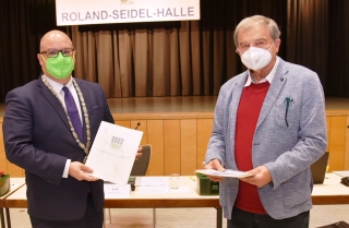 Bürgermeister Jens Geiß verpflichtet Karlheinz Urschel, der für Roland Seidel in den Gemeinderat nachrückt.