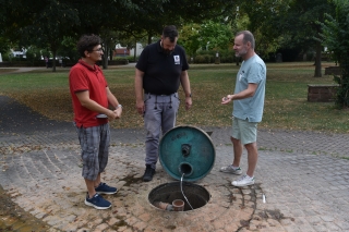 Alexander Kulagin (li) und Martin Hirning (re) vom Bauamt besprechen mit Christoph Kühnle von der Stefan Kühnle GmbH, wie der Austausch vonstatten gehen soll.