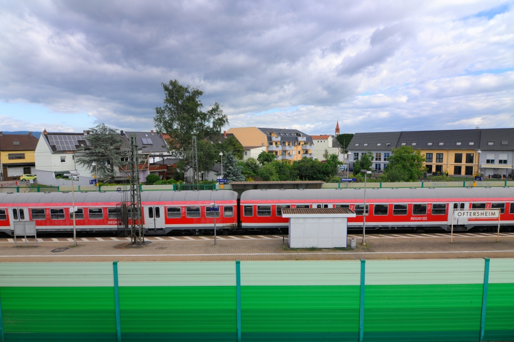 Blick auf einen Zug am Oftersheimer Bahnhof
