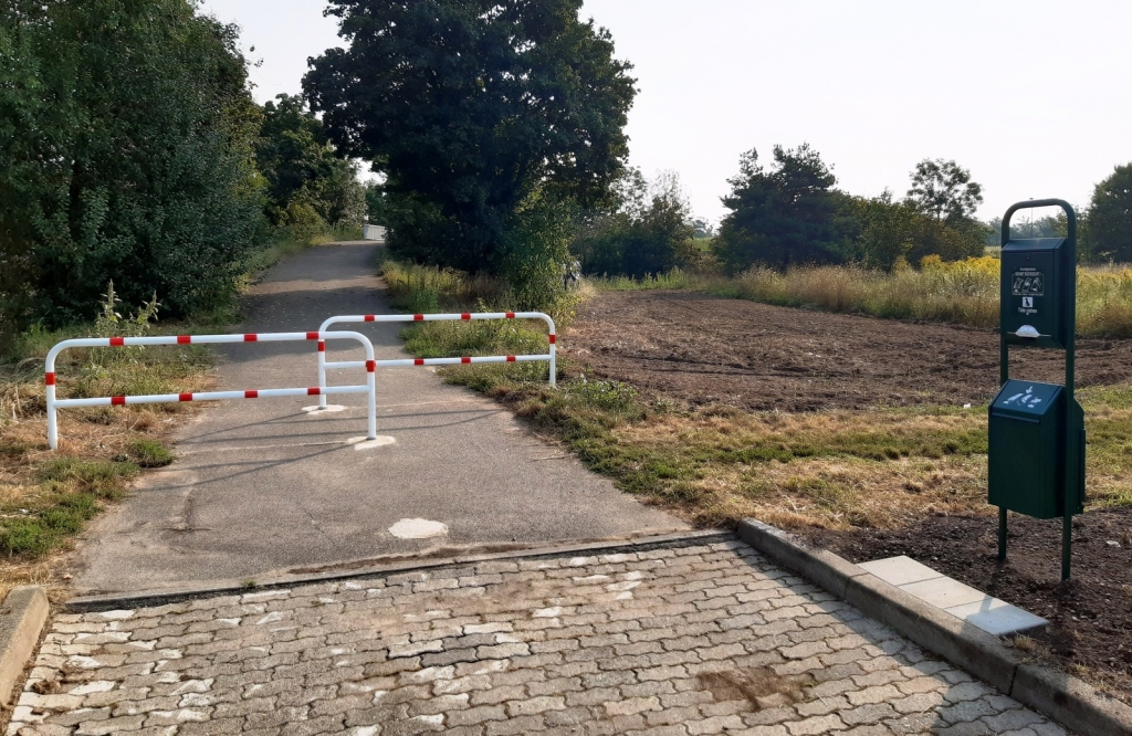 Neue Hundetoilette in der Hardtwaldsiedlung an der Fußgängerbrücke über die B 291.