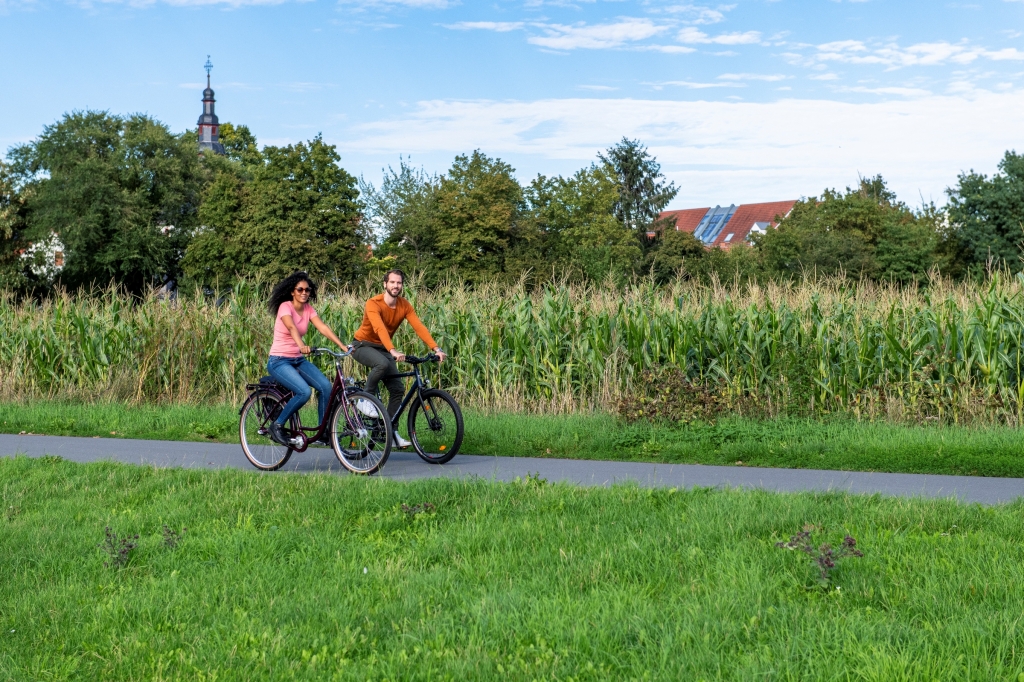 STADTRADELN, zwei Menschen radeln durchs Grüne. (c)Klima-Bündnis  Felix Krammer