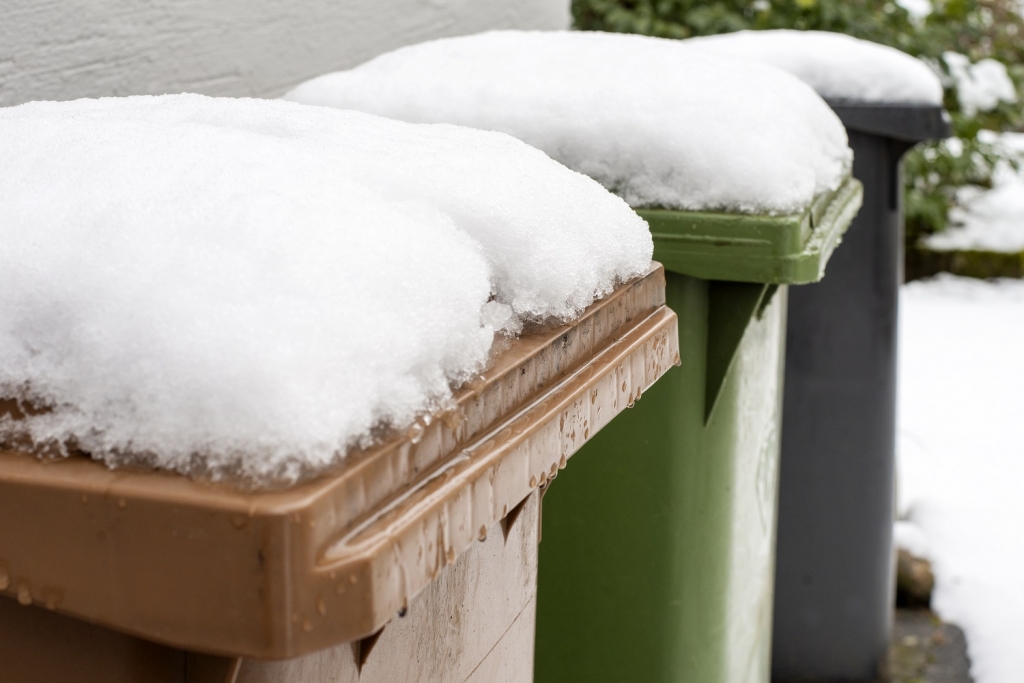 Mülltonnen mit Schneehauben. Foto AVR