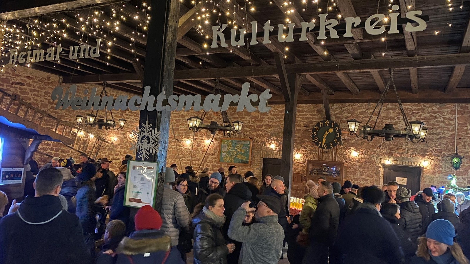 Vorweihnachtliche Stimmung beim Weihnachtsmarkt des Heimat- und Kulturkreises Oftersheim. 