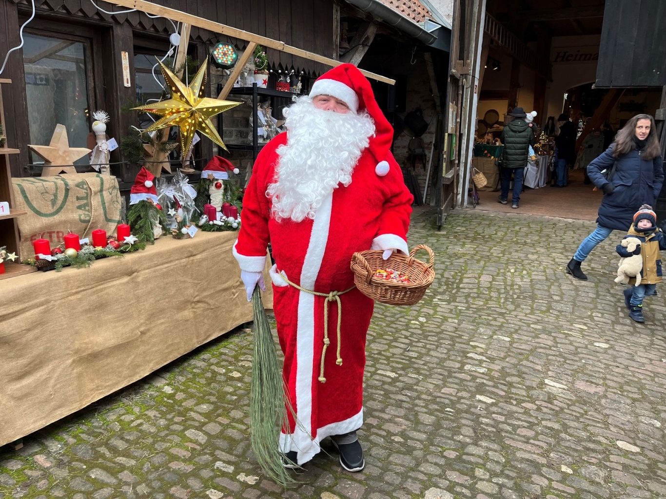 Auch der Nikolaus ließ sich blicken mit Zuckersachen und Rute.