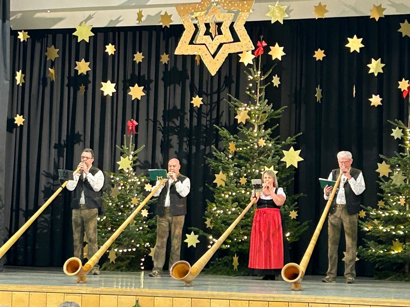 Musik mit Alphörnern gab es vor dem Abendessen.