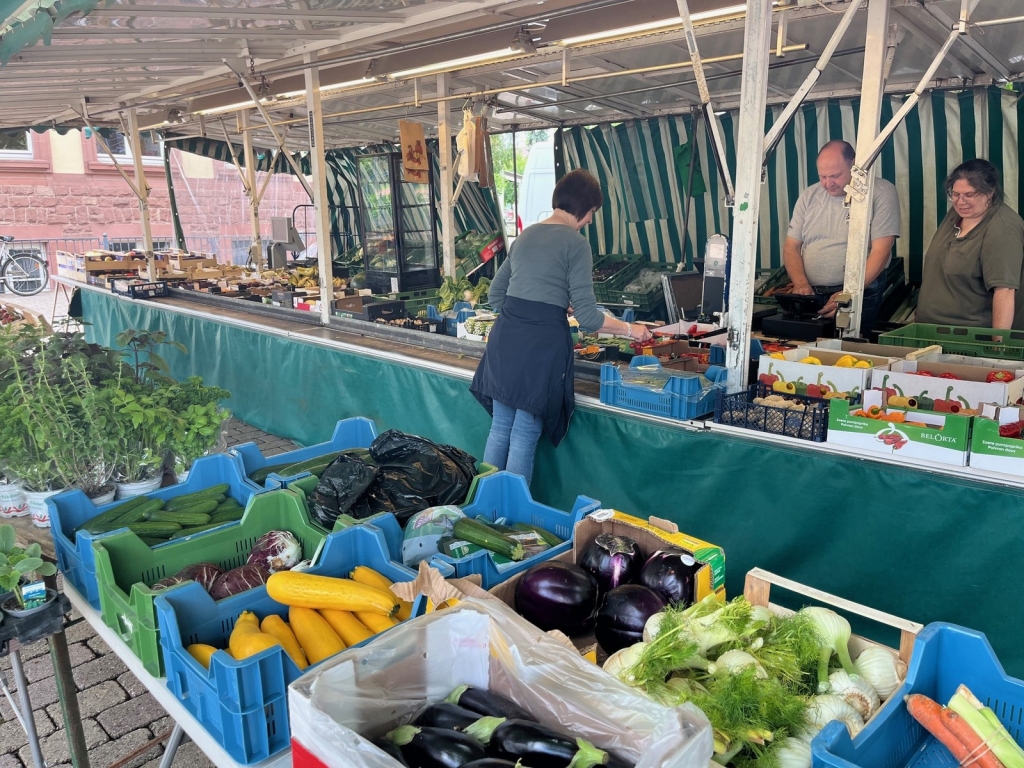 Obst- und Gemüsestand auf dem Schulhof.