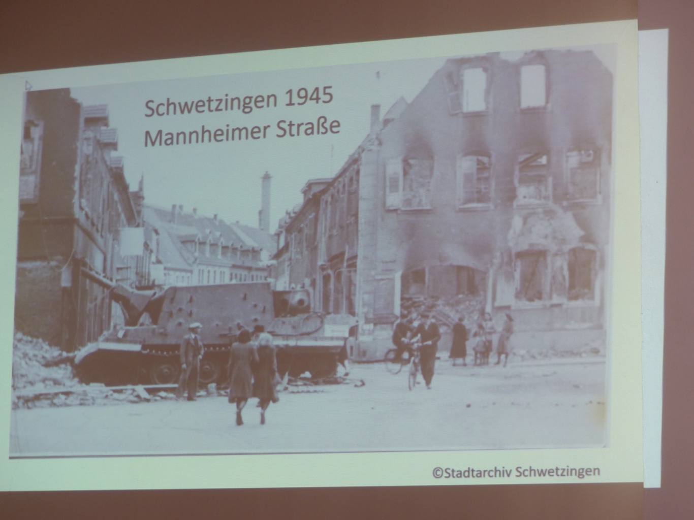 Ein Bild der Präsentation vom Stadtarchiv Schwetzingen zeigt die Zerstörungen in der Mannheimer Straße