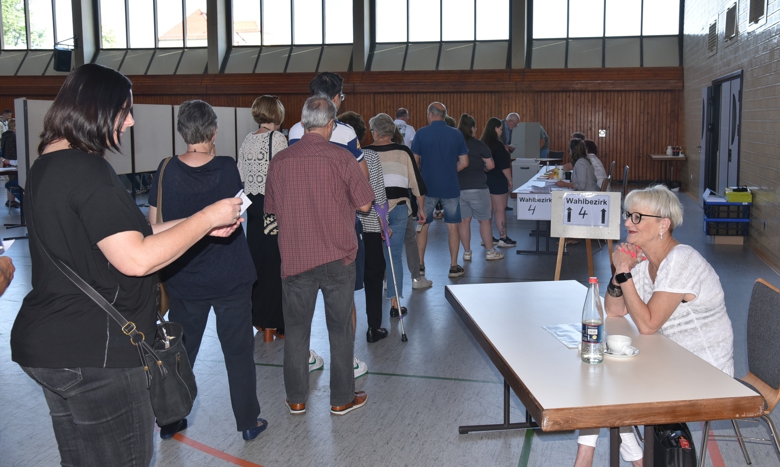 Bisweilen bildeten sich Warteschlangen beim Gang zur Wahlurne, hier in der Kurpfalzhalle.