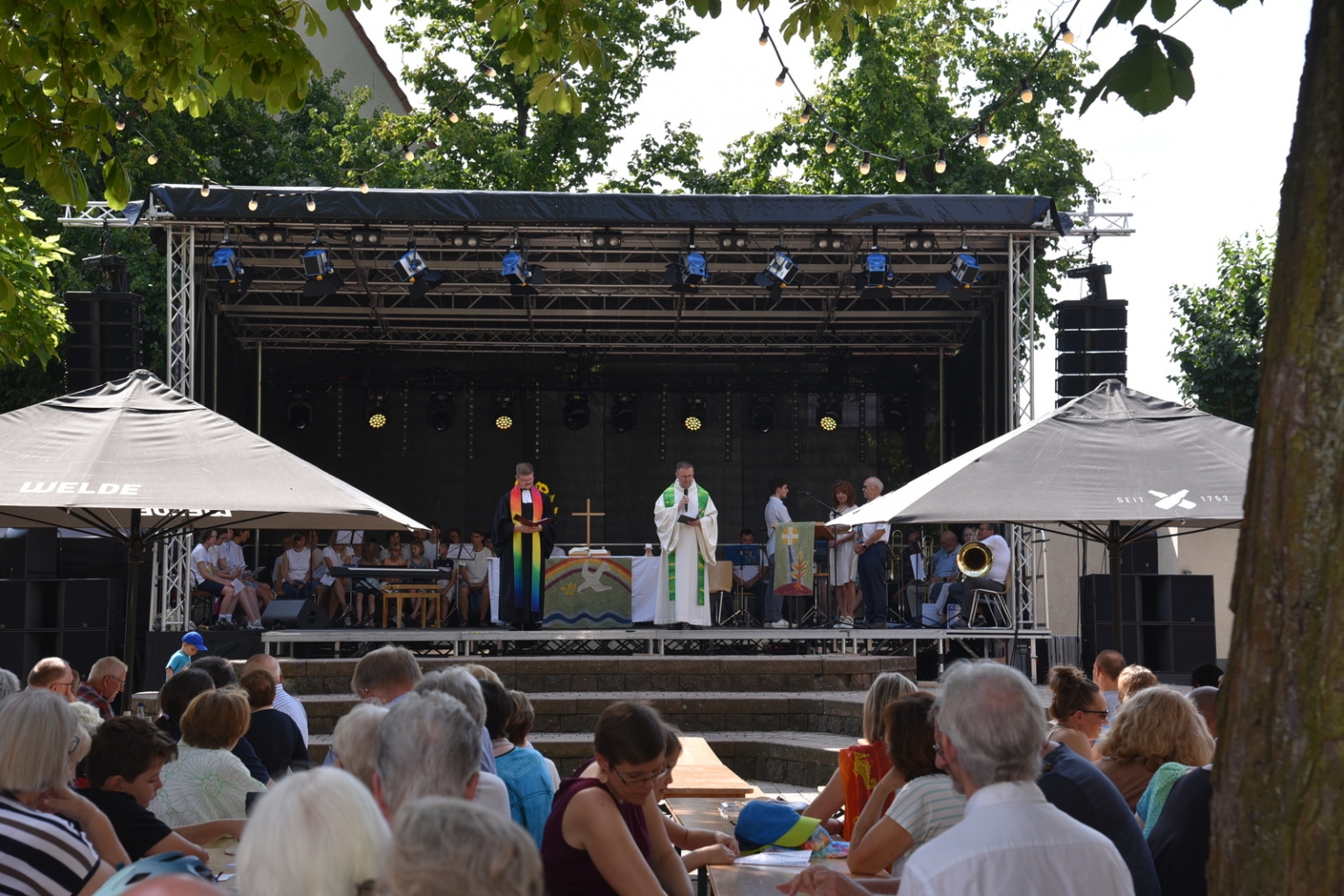 Der Sonntagmorgen begann mit einem ökumenischen Gottesdienst auf der Bühne im Schulhof.