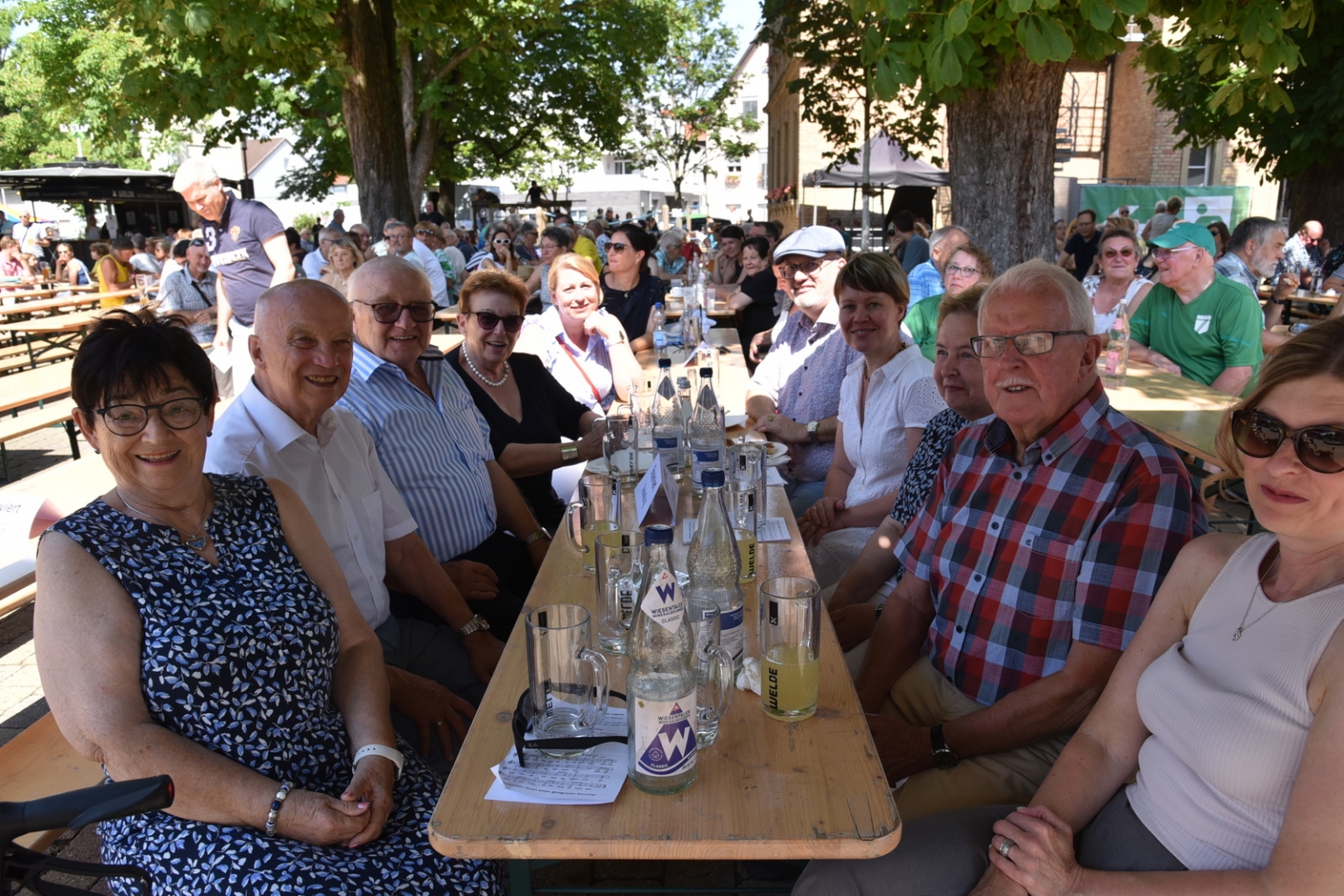 Auch nach dem Gottesdienst wurde weitergefeiert, hier der Tisch der Prominenten. Vlnr: Ehrenbürger Roland Seidel mit Ehefrau, Ehrenbürger Helmut Baust mit Ehefrau, Gemeinderat Jens Rüttinger mit Ehefrau, Ehrenbürger Walter Pfister mit Ehefrau und Tochter.