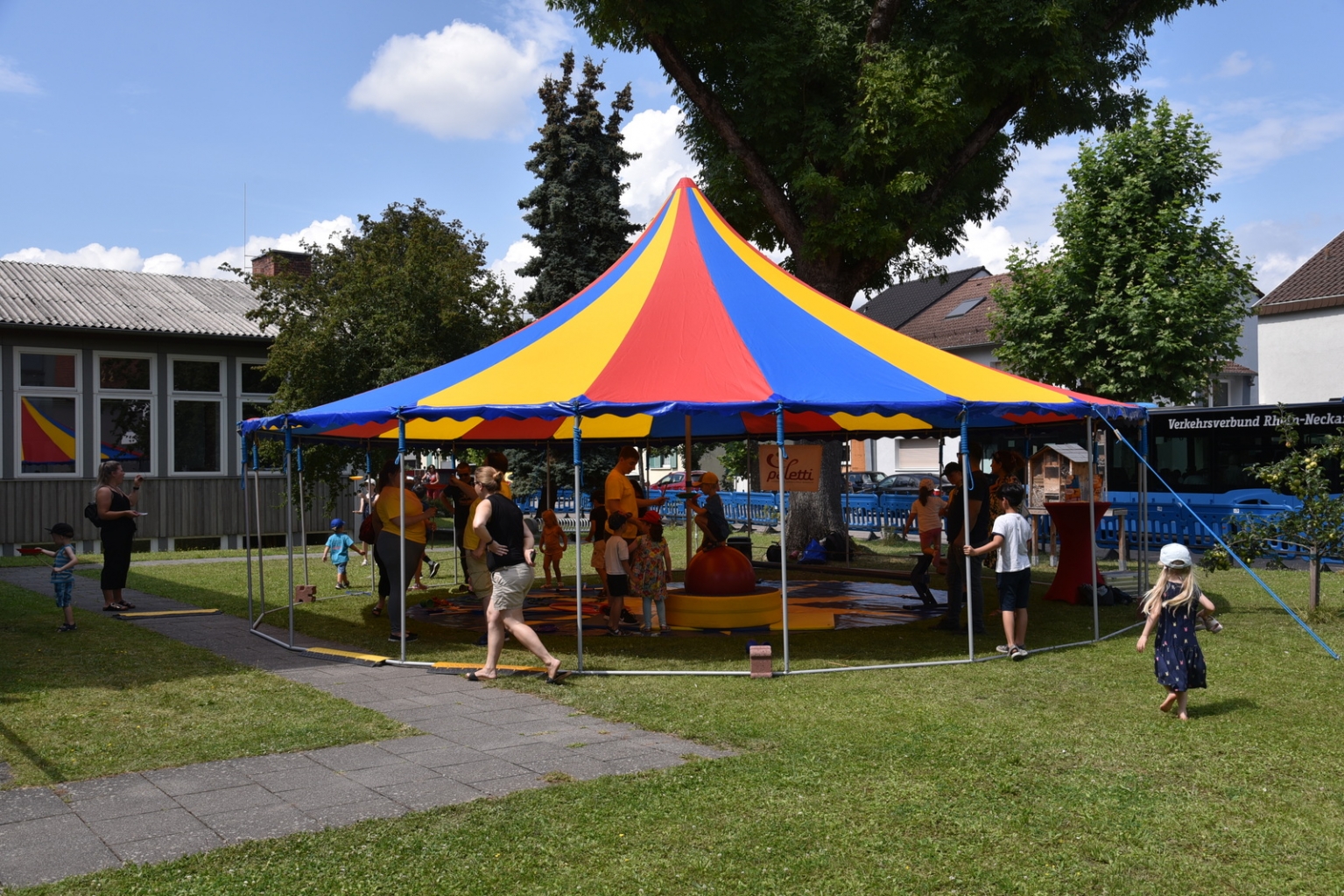 Den ganzen Sonntagnachmittag konnten die Kinder auch Spaß haben beim Zirkus Paletti vor der Evangelischen Kirche. 