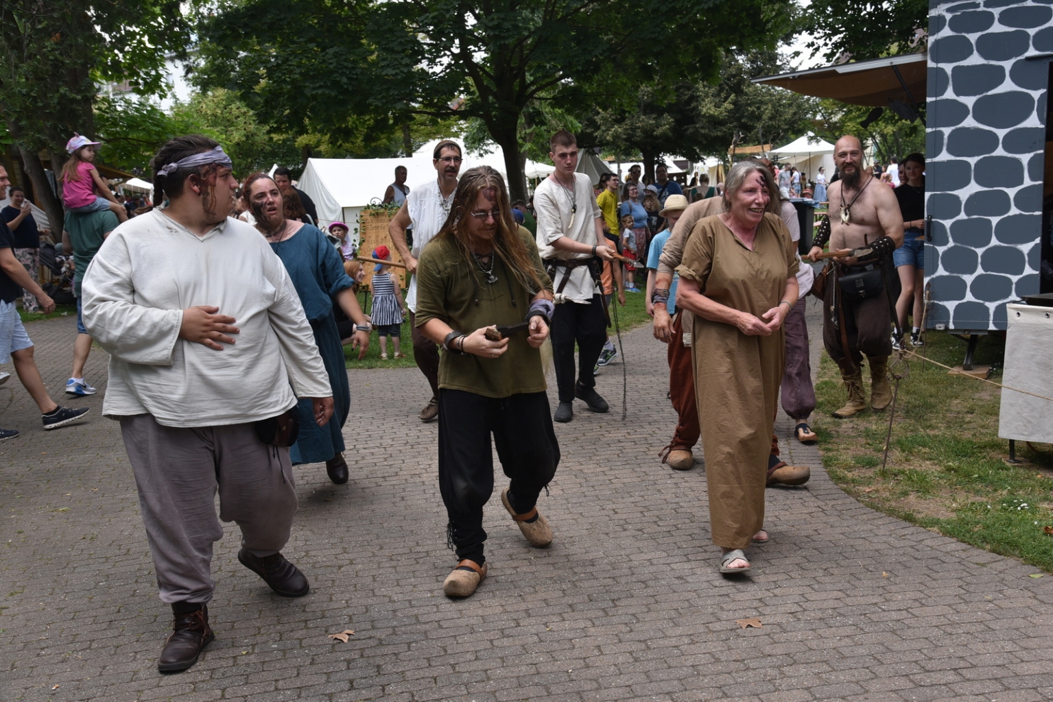 Die Teilnehmer*innen des Mittelalterlagers mischten sich auch unter das Fest. Hier als Pestgruppe.