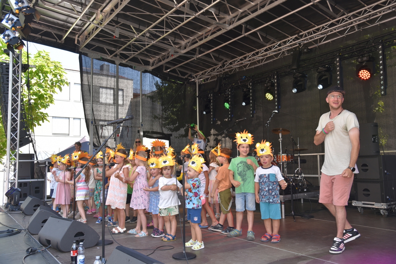 Kleine Löwen vom Martin-Luther-Kindergarten zeigten auf der großen Bühne ihre sanften Krallen.