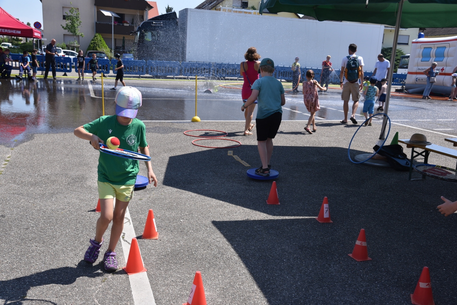 Wer kann mit dem Tennisball balancieren? Das konnten Kinder auf dem Festplatz üben.