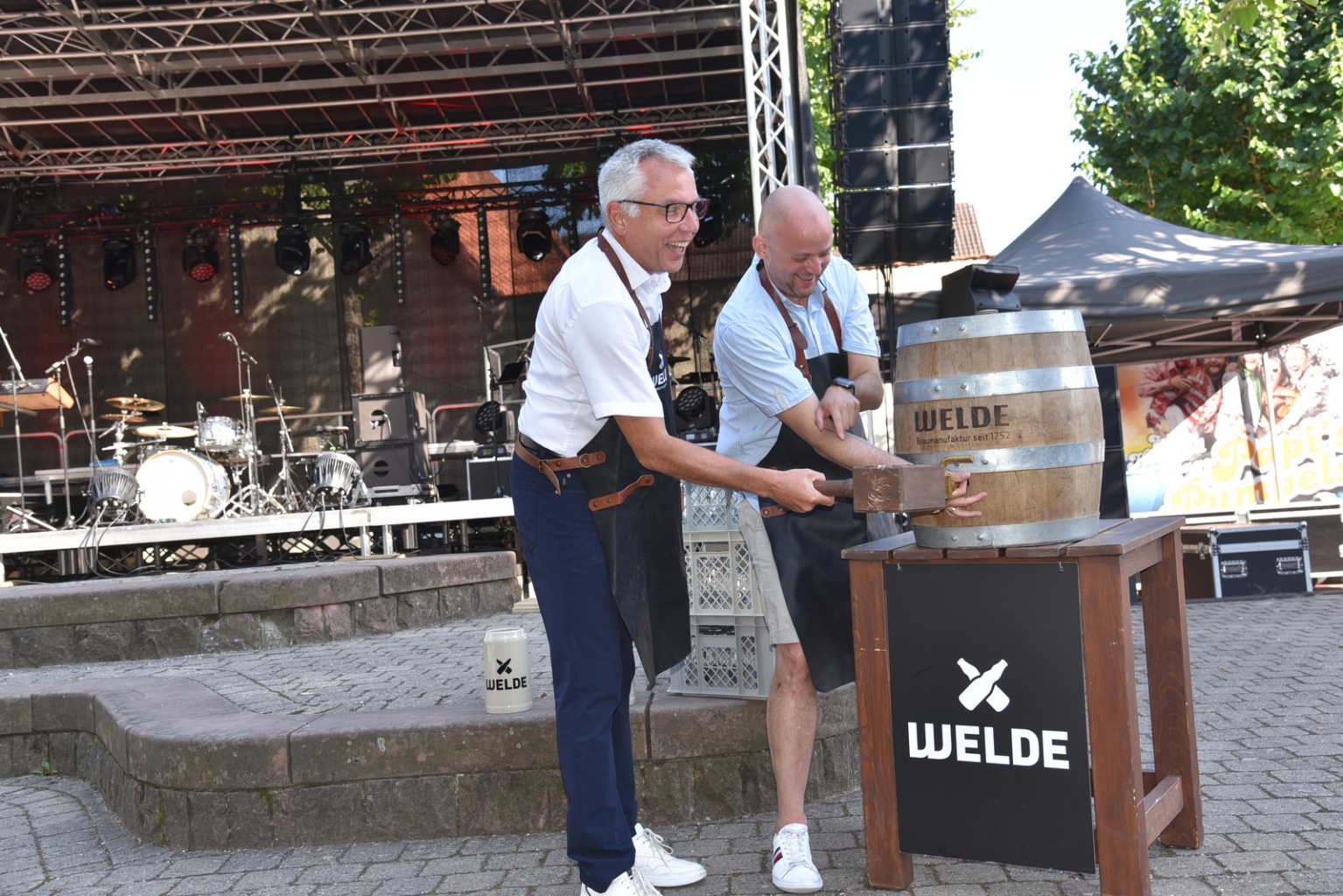 Fassbieranstich am Samstagabend durch Landrat Stefan Dallinger. Bürgermeister Pascal Seidel assistierte.