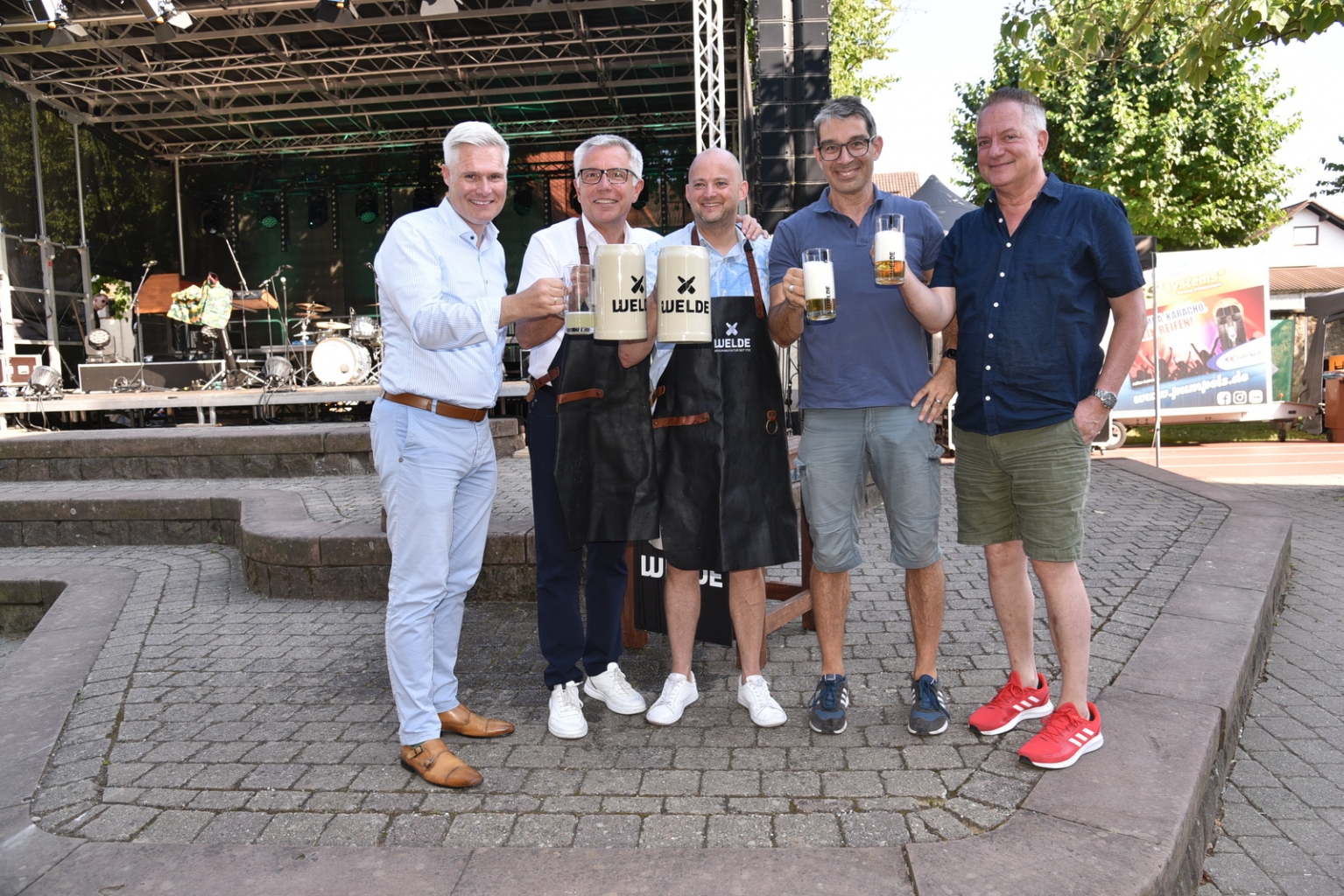 Die Prominenz stieß dann miteinander an. Vlnr: Der Schwetzinger Bürgermeister Matthias Steffan, Landrat Stefan Dallinger, Bürgermeister Pascal Seidel, Staatssekretär Dr. Andre Baumann, Jochen Wiegand vom Schwetzinger Förderverein Städtepartnerschaften