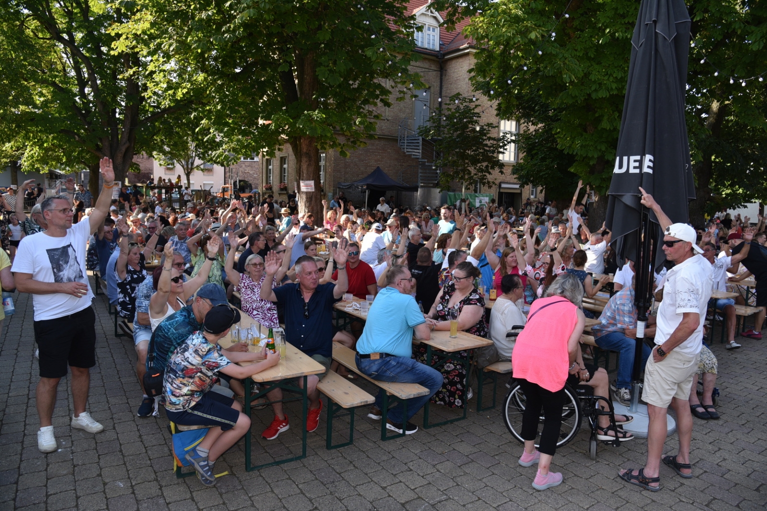 Alle Bänke auf dem Schulhof waren besetzt, das Publikum feierte die Band athi.rocks.