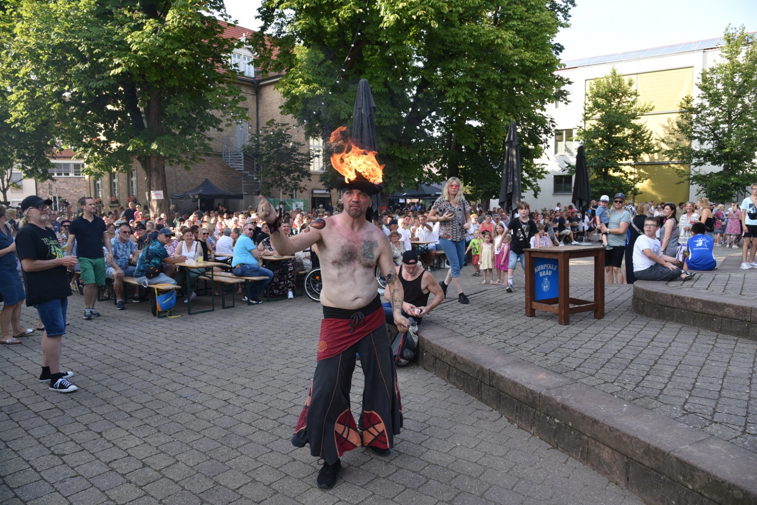 Da ging so mancher in Flammen auf. Hier ein Mitglied des Mittelalterlagers, der mit absichtlich brennendem Hut vor der Bühne tanzte. 