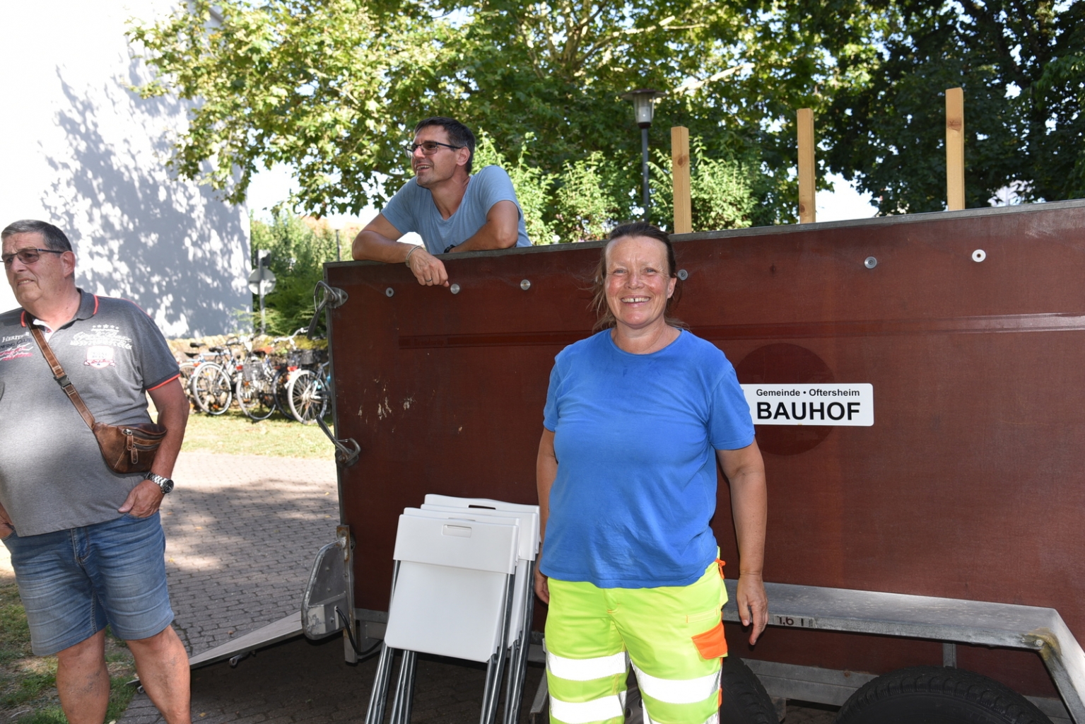 Zwei Mitarbeiter vom Bauhof gaben Klappstühle aus, damit das Publikum nicht stehen musste. 