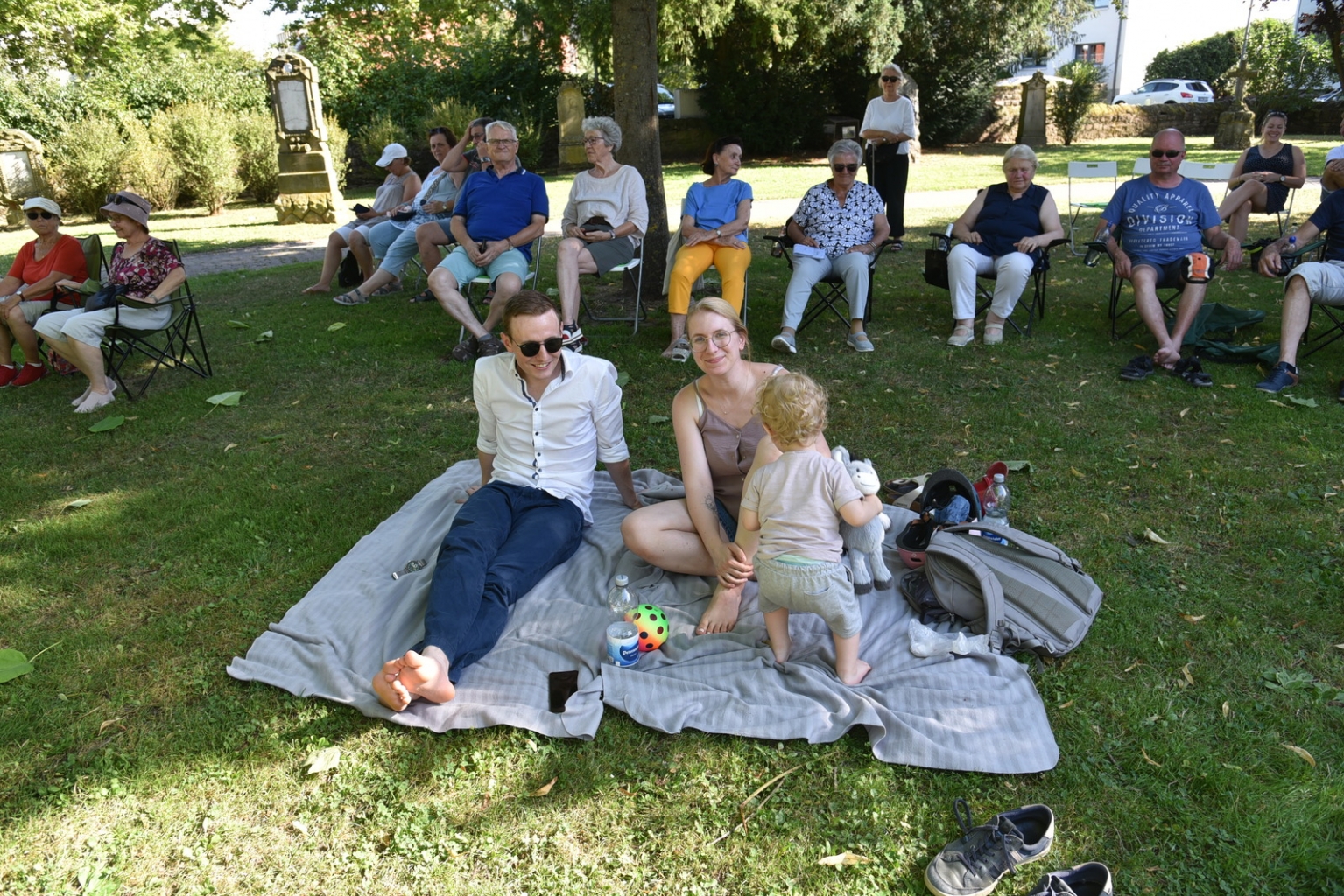 Pfarrer Dr. Simon Layer hatte es sich mit Frau und Kind auf einer Picknickdecke bequem gemacht.