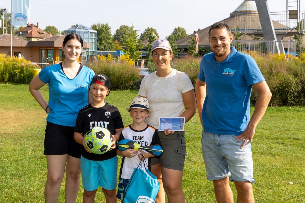 Sarah Wolff vom Bellamar-Team (links) und Bellamar-Bäderleiter Christopher Di-Vita (rechts) begrüßen Carina Rühle und ihre Jungs Leon und Julius