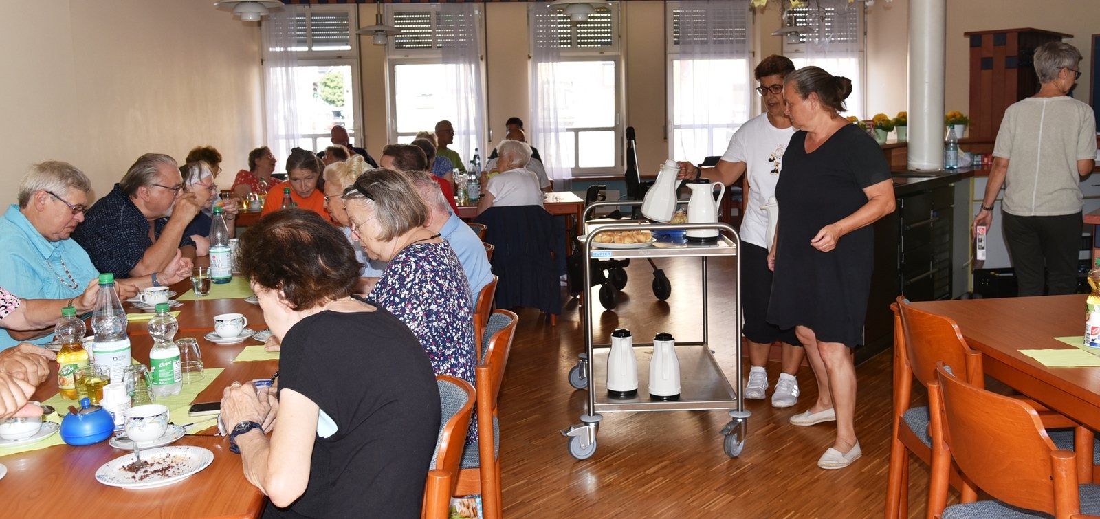 Viele helfende Hände sorgten dafür, dass alle mit Kaffee und Kuchen versorgt wurden.