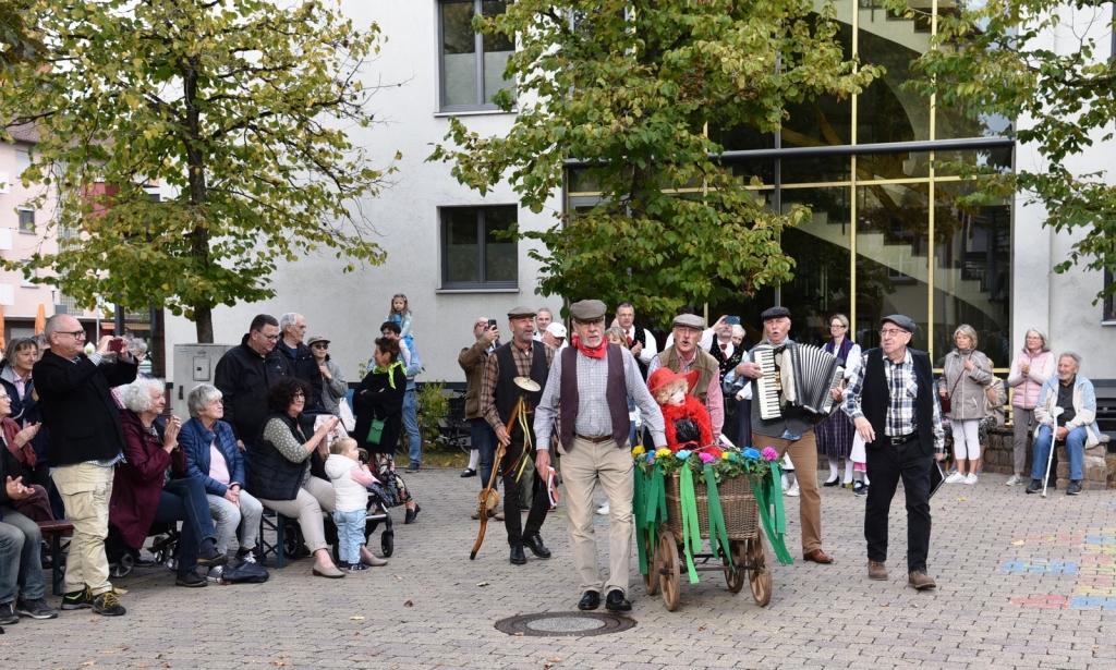 Die Kerweborscht laufen singend auf dem Schulhof ein. In der Besetzung im Jahr 2023.