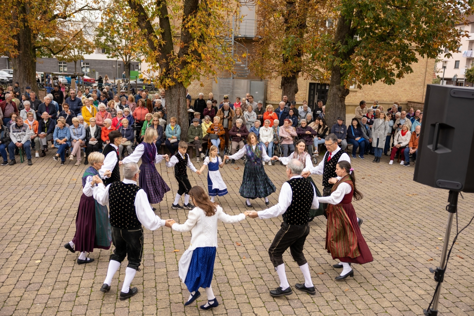 Die Böhmerwäldler begeisterten mit Tanzeinlagen, viele Besucherinnen und Besucher waren auf den Schulhof gekommen, um dabei zu sein.