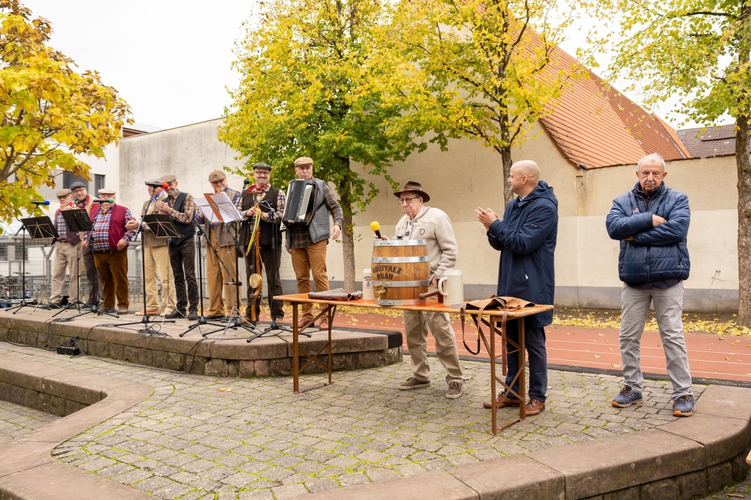 Die runderneuerte Truppe der Kerweborscht, daneben der aus dem Amt geschiedene Kerwepfarrer Hermann Dolezal, Bürgermeister Pascal Seidel und der Vorsitzende des Heimat- und Kulturkreises, Dieter Burkard.