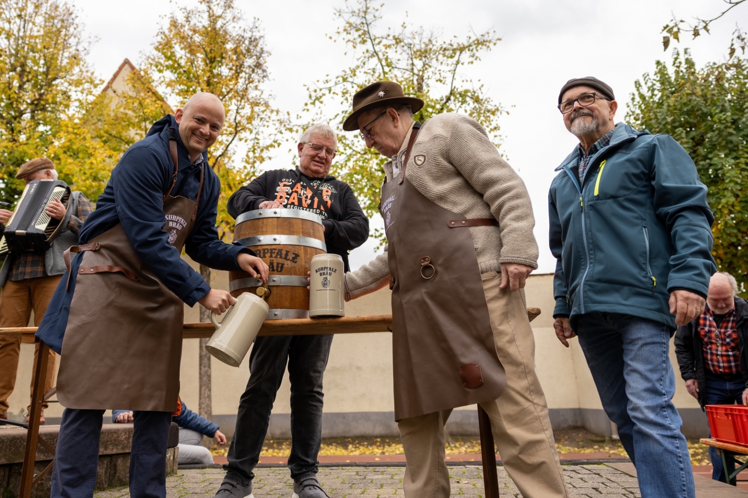 Zum Kerweauftakt wurde das Fassbier angestochen. Bürgermeister Pascal Seidel zapft das erste Bier, daneben Vertreter des Heimat-und Kulturkreises.