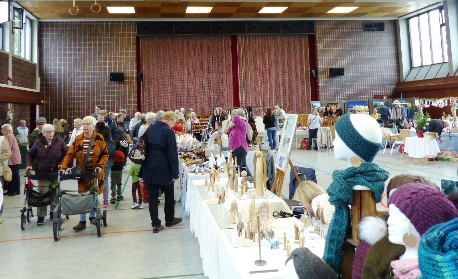 Gut besucht war auch die Hobbykünstlerausstellung in der Kurpfalzhalle, die das ganze Wochenende andauerte.