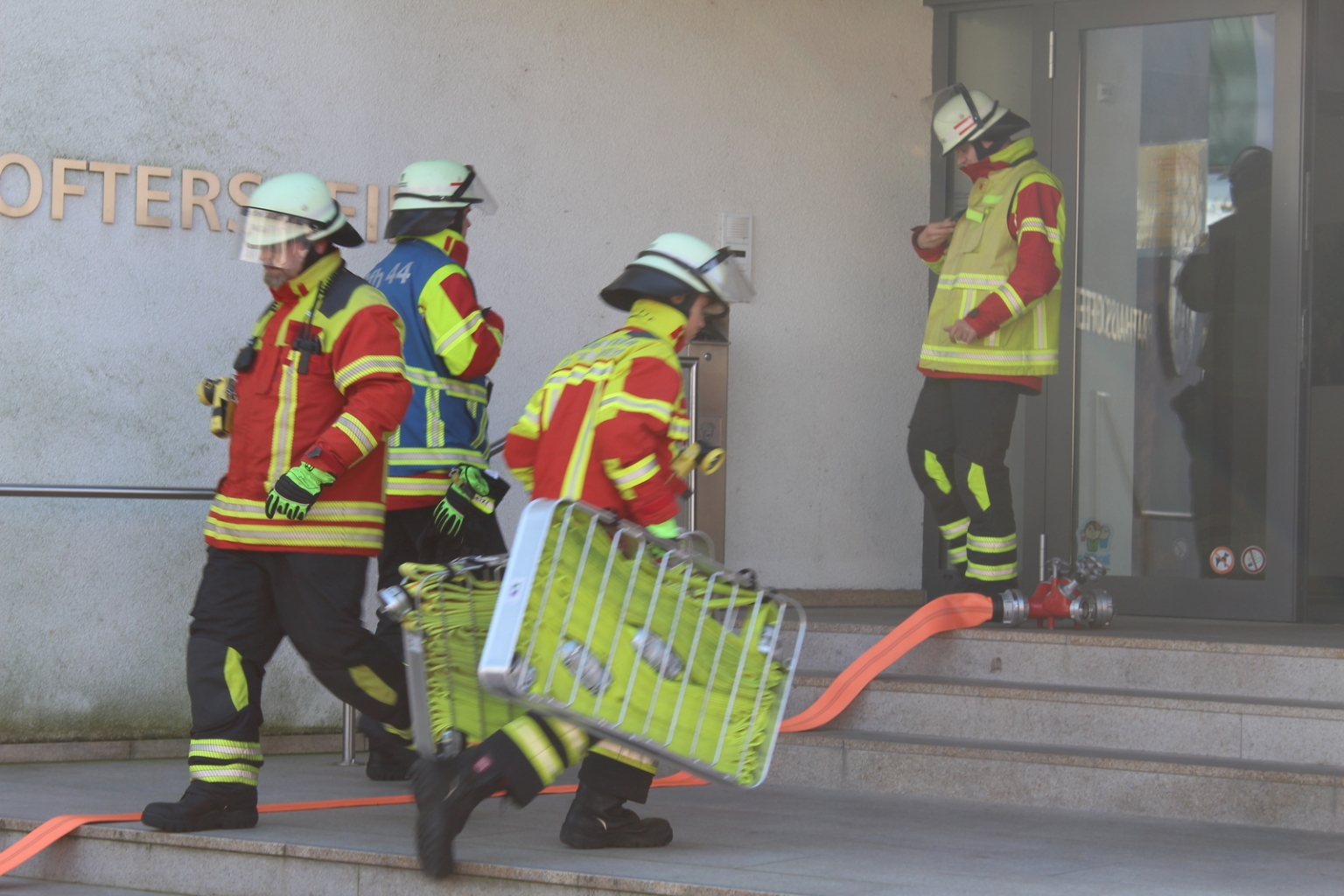 Viele Feuerwehrleute gingen mit ihren Gerätschaften ins Rathaus.