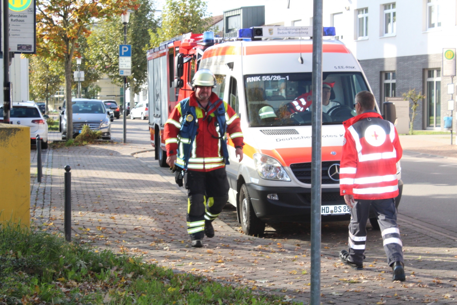 Das erste Feuerwehrauto kam in der Eichendorffstraße angefahren. Auch das DRK war mit einem Fahrzeug vor Ort.