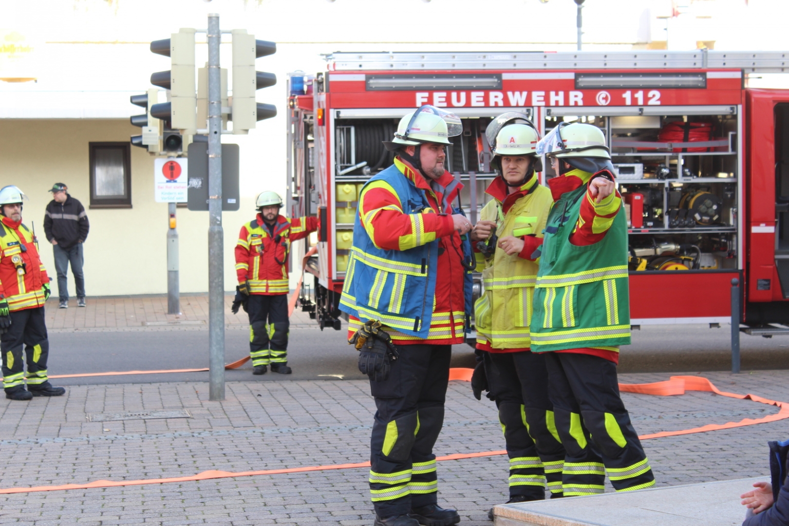 Zwischendurch koordinierte die Mannschaft ihren Einsatz.