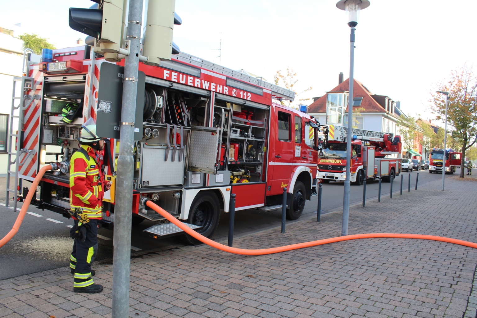 Vor Ort waren einige Einsatzfahrzeuge der Feuerwehr. Die Schläuche, die ins Rathaus gelegt wurden, waren mit Wasser befüllt.