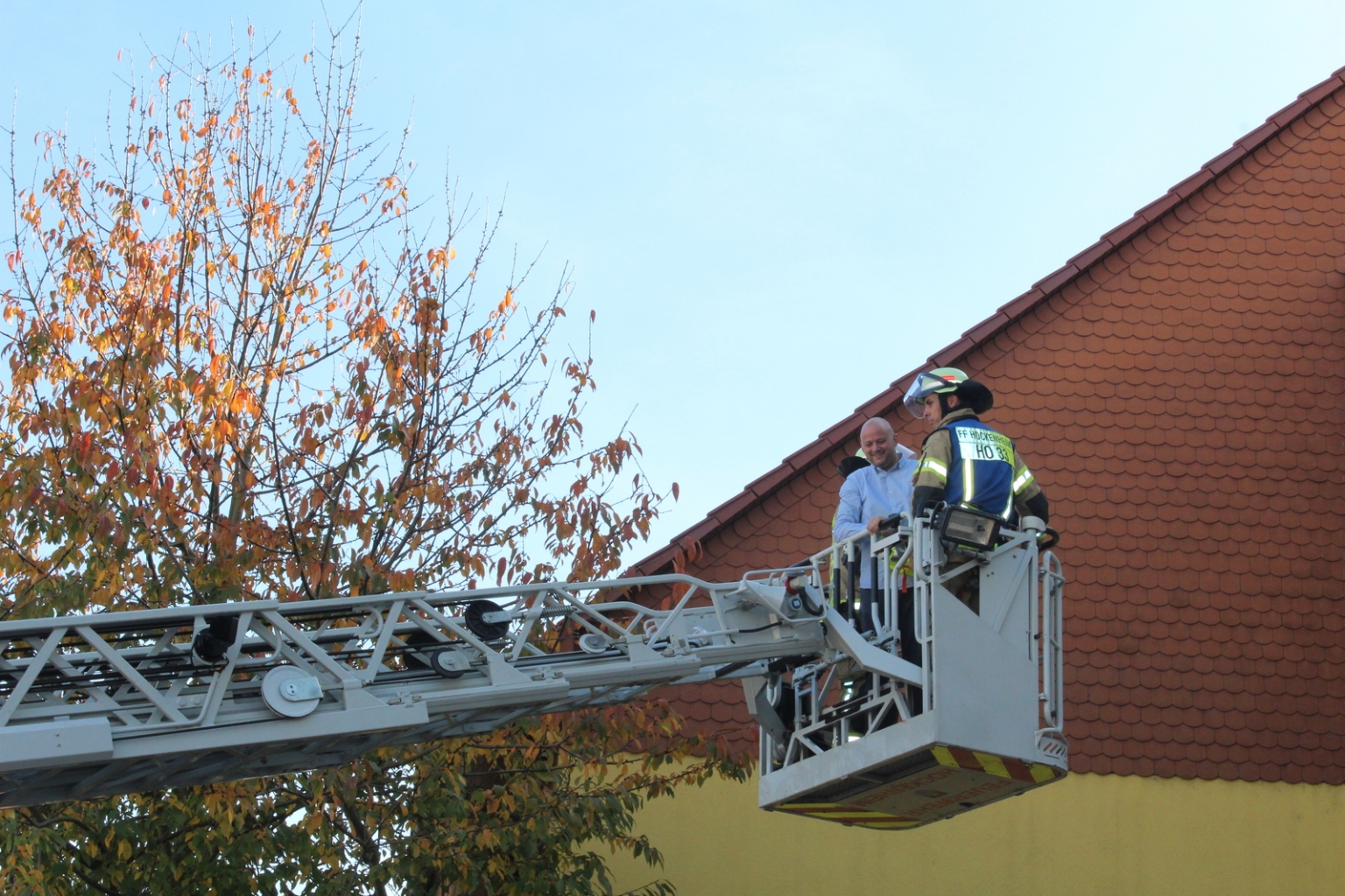 Bürgermeister Seidel wurde mit der Drehleiter aus dem ersten Stock gerettet.