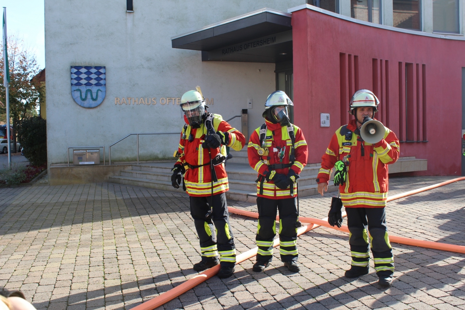 Hier stellte der Kommandant die Schutzausrüstung am Beispiel zweier Kollegen vor.