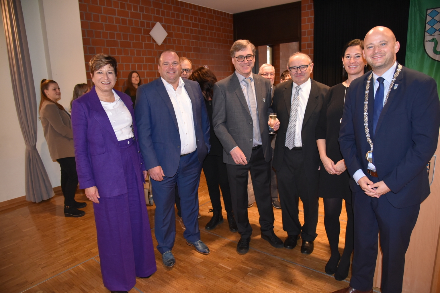 Bürgermeister Seidel begrüßte zusammen mit seiner Ehefrau Alexandra (beide rechts stehend) die ankommenden Gäste. Hier vlnr: Sylvia Fassott-Schneider, Patrick Fassott, Tillmann Hettinger, Herbert Gieser