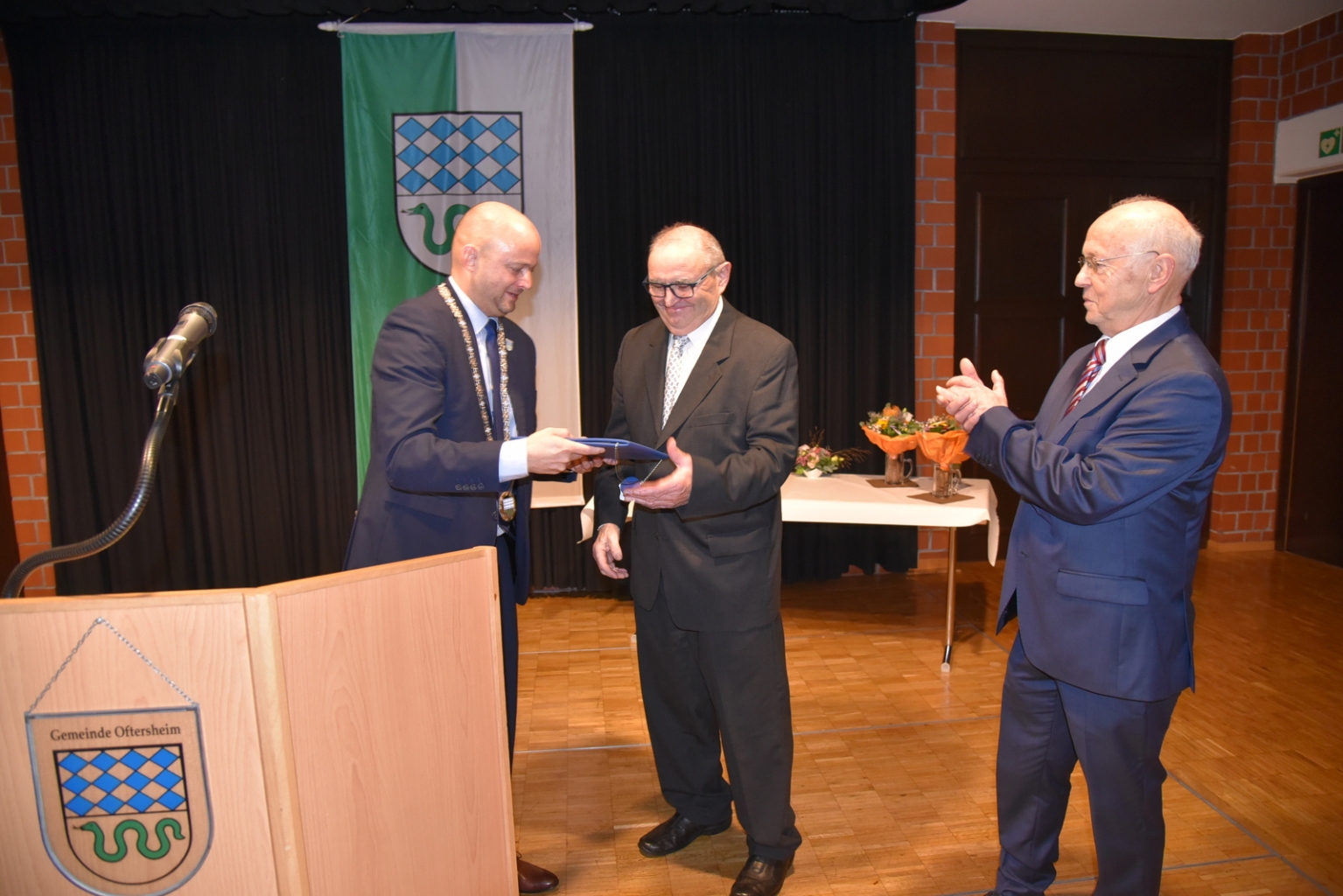 Bürgermeister Seidel überreichte die Urkunde zunächst an Herbert Gieser und dann an Werner Kerschgens.