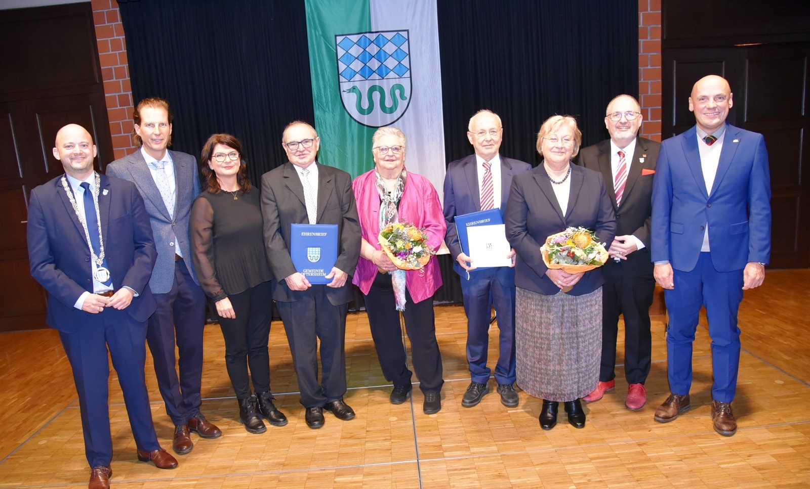 Ehrenbriefverleihung vlnr: Bgm Pascal Seidel, MdB Olav Gutting, Annette Dietl-Faude, Herbert und Roswitha Gieser, Werner und Doris Kerschgens, Jens Rüttinger, MdL Daniel Born