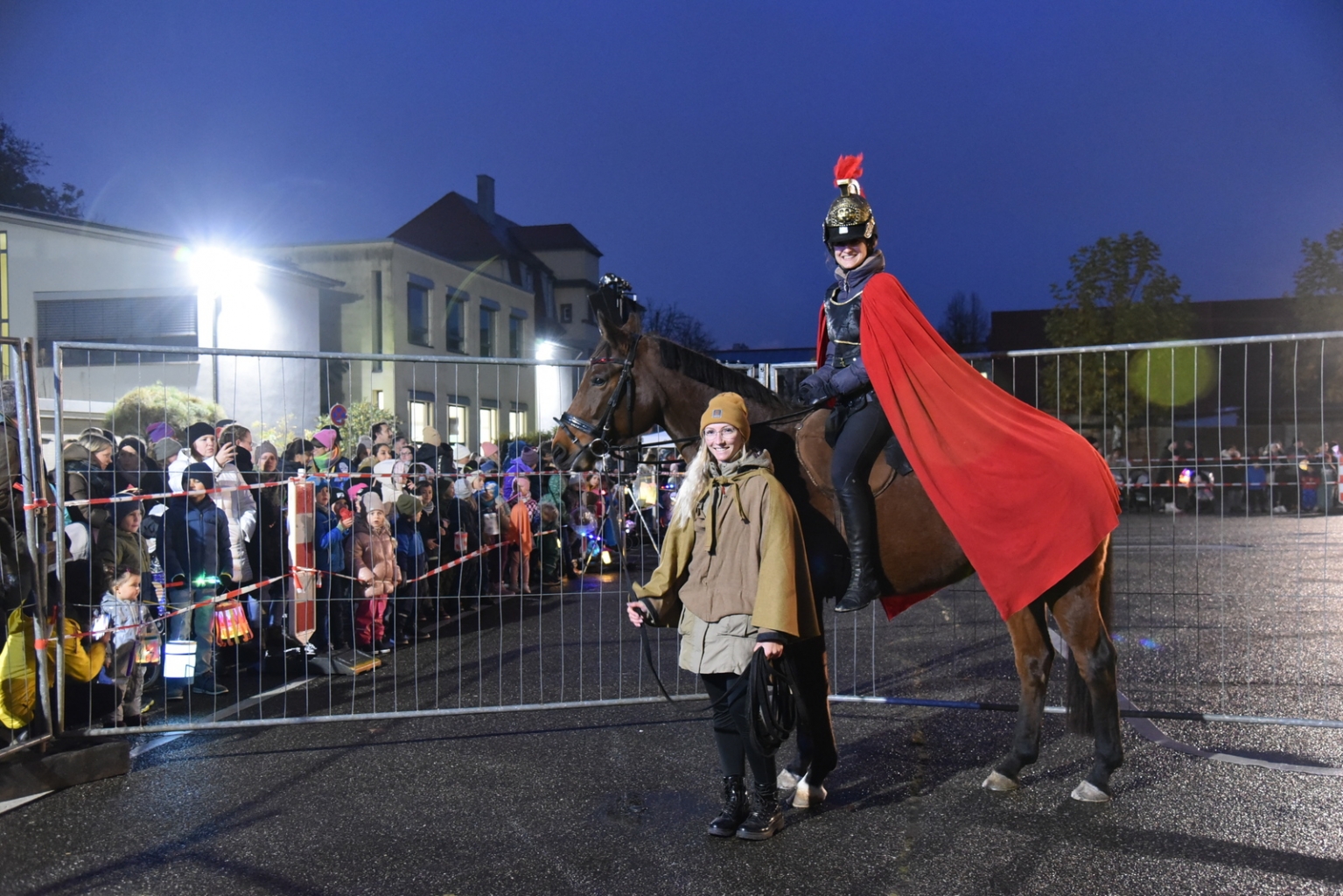 St. Martin (Jana Patzschke) wartete gemeinsam mit ihrem Knappen auf den Beginn des Umzugs.