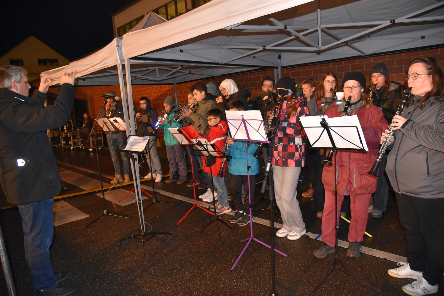 Die Musikvereine Oftersheim und Plankstadt spielten dazu.