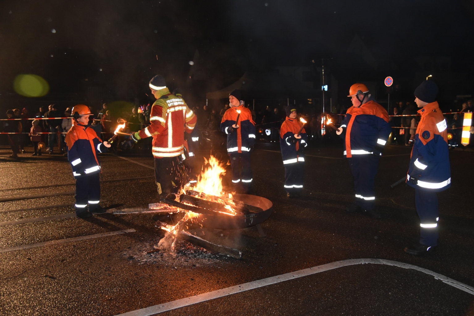 Die Jugendfeuerwehr hatte ein wachsames Auge auf das entzündete Martinsfeuer.