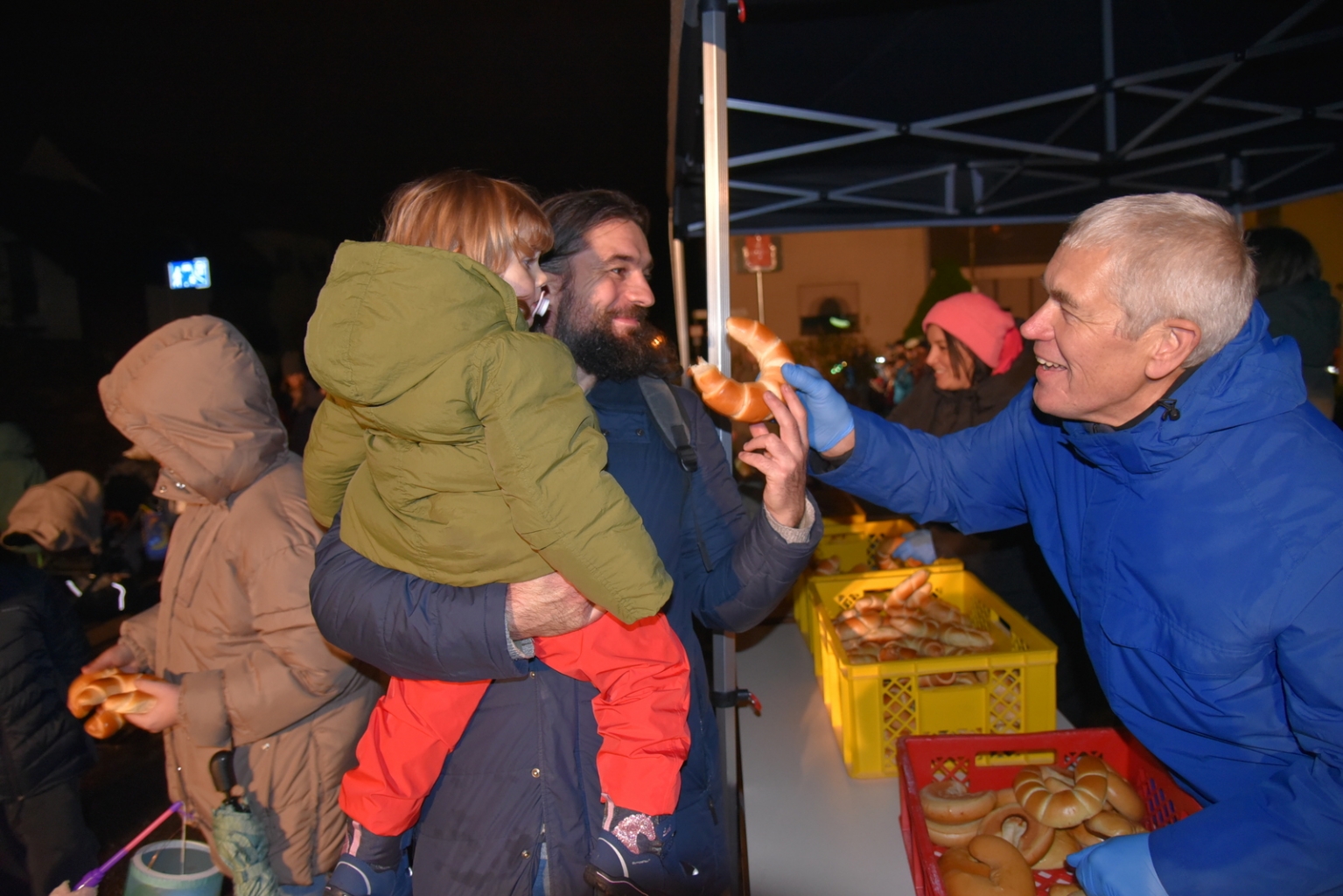 Und am Ende des Umzugs erwartete die Kinder die Martinsbrezel.