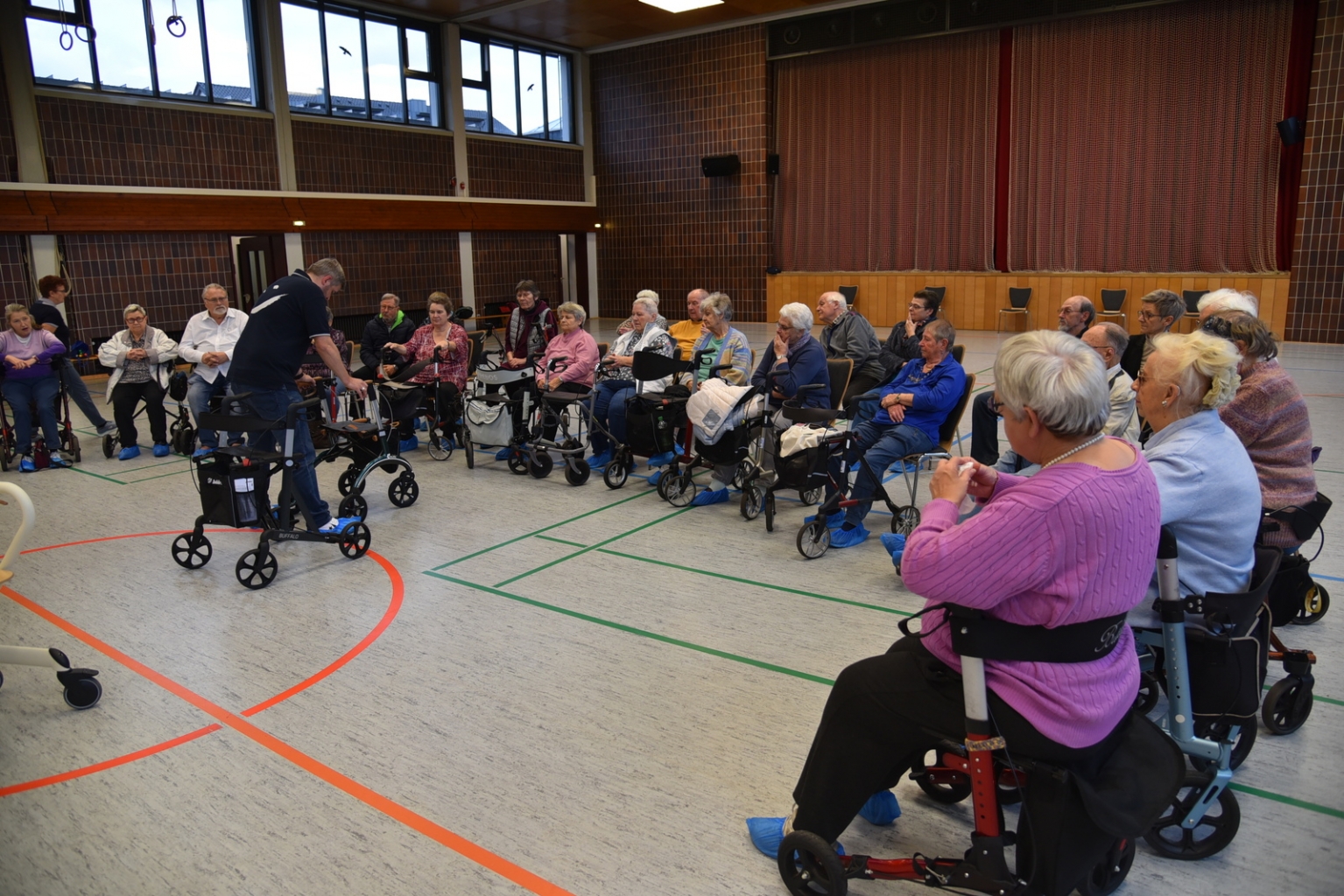 Rund 25 interessierte Seniorinnen und Senioren kamen zum Rollatortag.