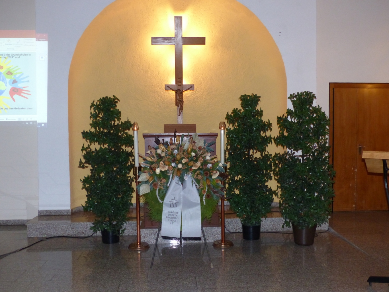 Der Altarbereich in der Trauerhalle mit dem Kranz des Volksbunds Deutsche Kriegsgräberfürsorge