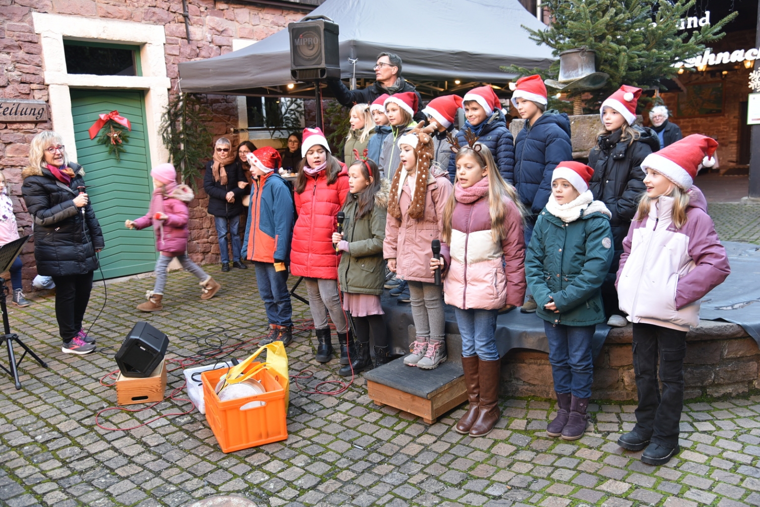 Auftritte von Schulkindern gehörten genauso zum Weihnachtsmarkt...