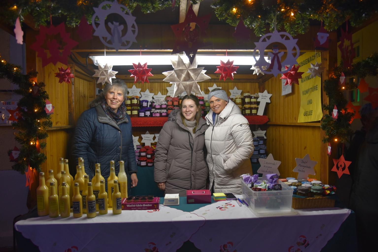 Die Stände waren weihnachtlich dekoriert, hier konnte man sich z.B. mit Marmelade und Eierlikör eindecken. 