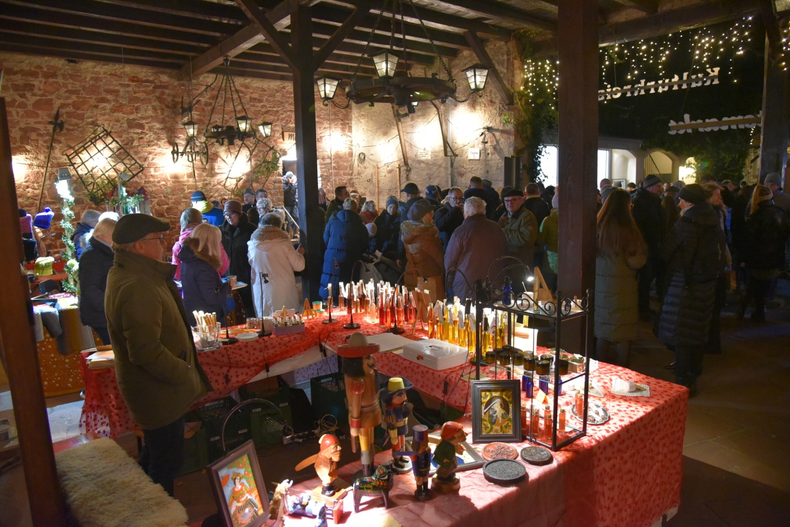 Viele Menschen haben den Weihnachtsmarkt besucht.