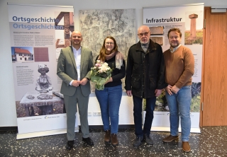 Ausstellung eröffnet: Kleindenkmale im Rhein-Neckar-Kreis. Vlnr: Bürgermeister Pascal Seidel, Marlene Kleiner vom Kreisarchiv, Helmut Spieß vom Heimat- und Kulturkreis, Kulturamtsleiter Guido Hillengaß